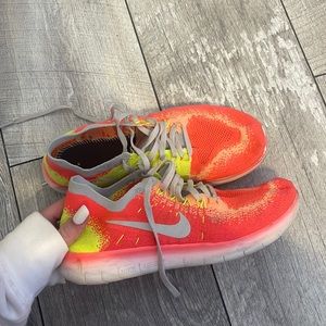 Woman’s Nike running shoes pink size 8-9